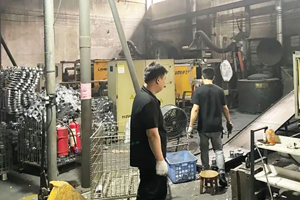执法人员在现场仔细检查.jpg